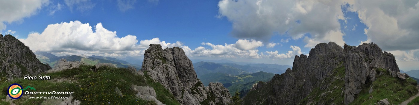 40 Torrioni, pinnacoli, guglie sulla cresta per cima Monte Alben.jpg